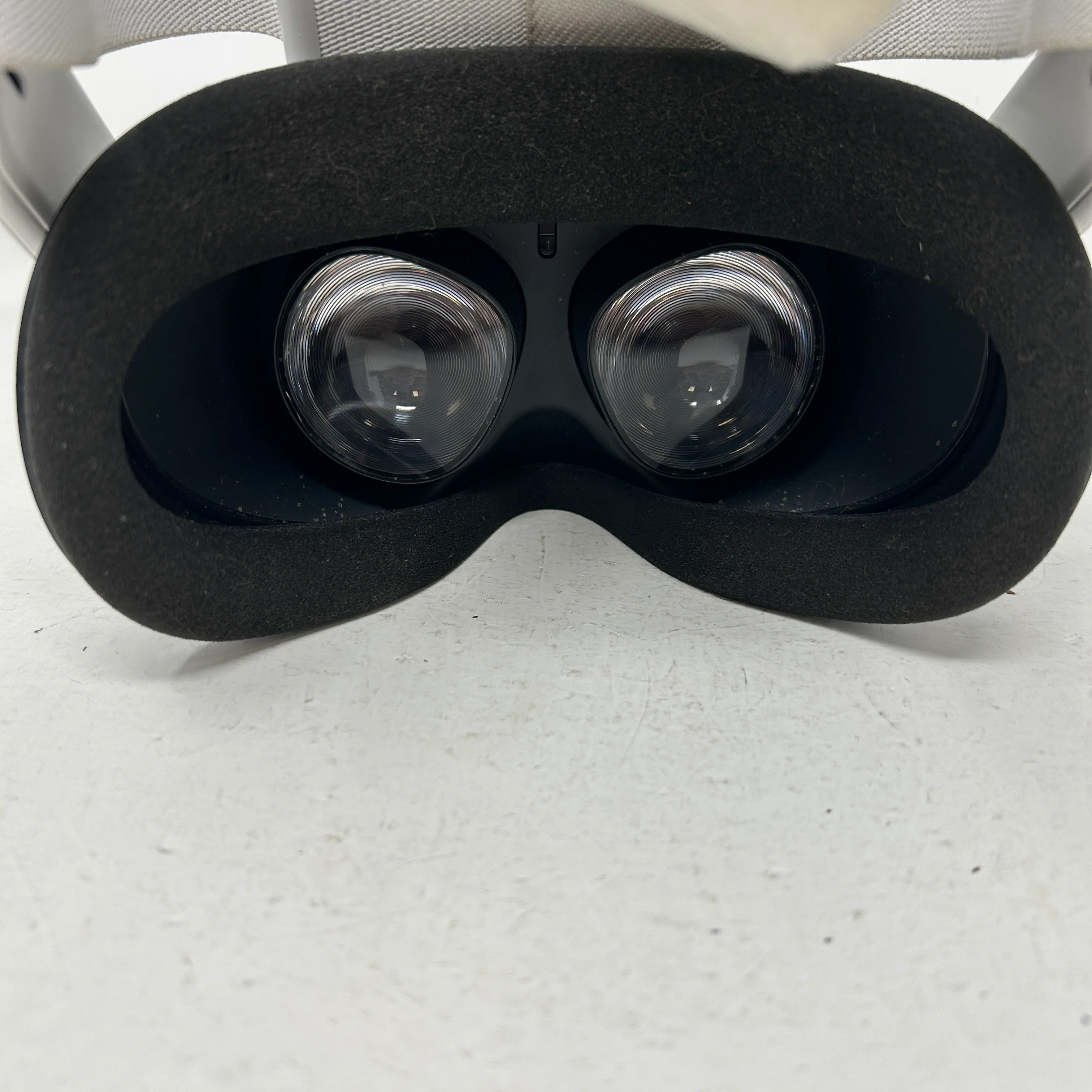 Oculus Quest 2 64GB Standalone All-in-One VR Headset KW49CM - Image 3